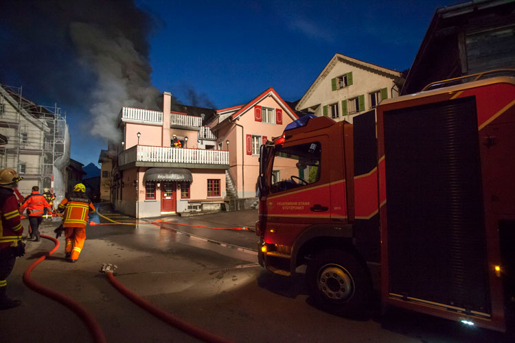 Der Rauch wird wieder dichter.