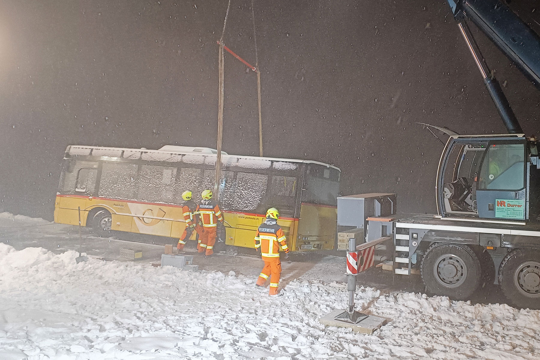 In Obbürgen muss ein Postauto zurück auf die Strasse gehoben werden.