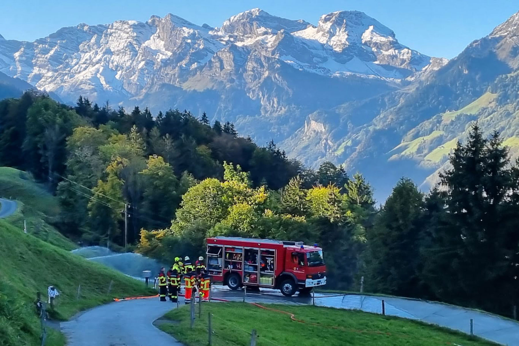 Motorspritzenspezialisten aus vier Feuerwehren üben im Gebiet Buoholzbach/Wandflue den Wassertransport.