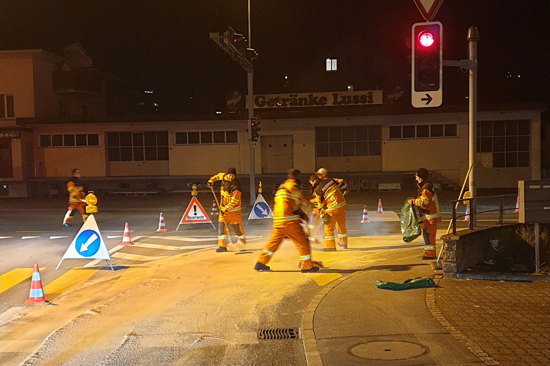 Das Ersteinsatzelement 1 beseitigt eine Ölspur auf der Stansstaderstrasse.
