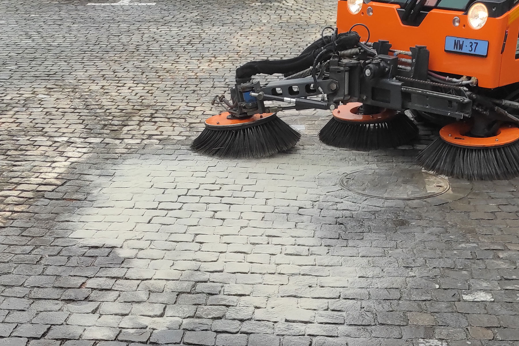 Auf dem Dorfplatz braucht es die Ölwehr, weil ein Fahrzeug Öl verloren hat.