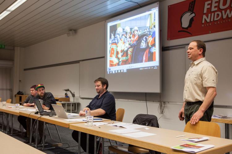 Kommandant Fredy Achermann ehrt langjährige Mitglieder der Feuerwehr.
