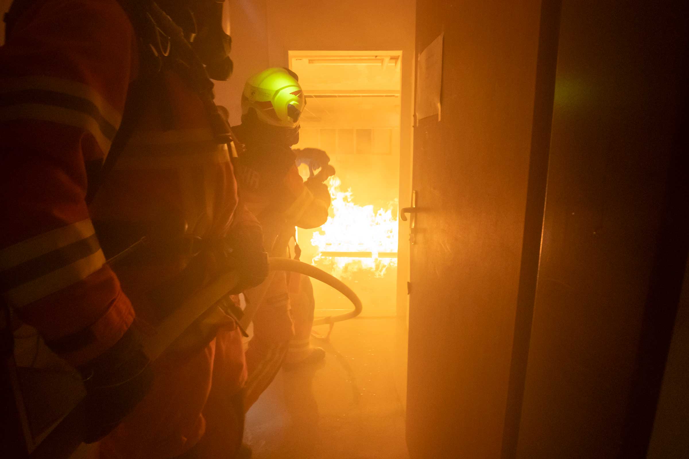 Der Atemschutz übt in einem leerstehenden Haus in Stansstad.