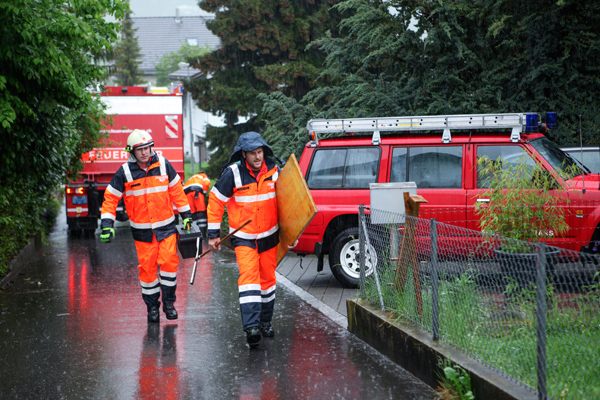 Nach einem ersten Augenschein liefern Feuerwehrleute Material an einen neuen Einsatzort.