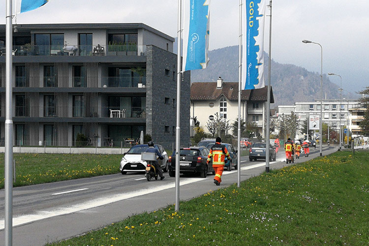 Am Mittag beschäftigt eine Ölspur auf der Robert-Durrerstrasse das Ersteinsatzelement 2.