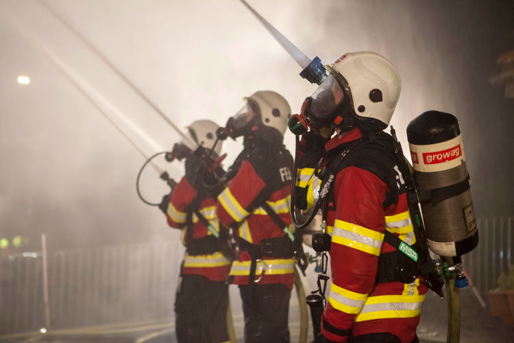 An jenen Stellen wo Rauchschwaden auftreten, tragen die Feuerwehrleute Atemschutzgeräte.