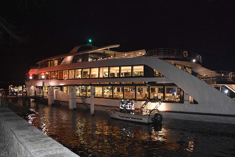 Die Feuerwehr Stans liefert Material an die Seefeuerwehren, die in Kehrsiten Wasser aus der havarierten MS Diamant pumpen.