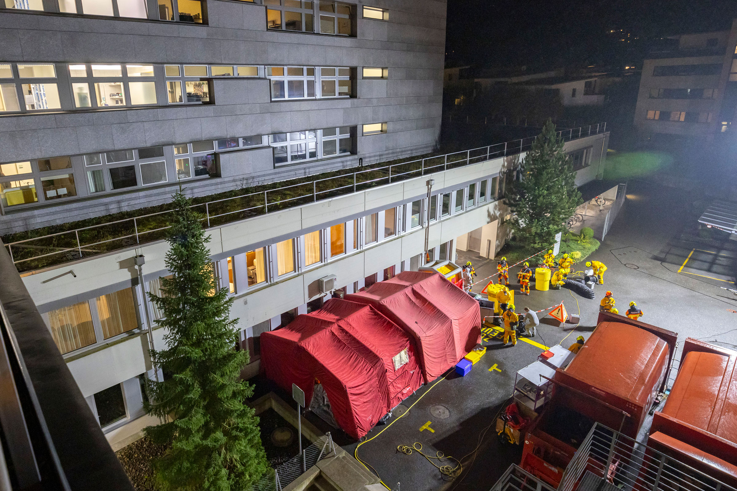 Zusammen mit der Chemiewehr Uri üben die Stanser Fachgruppen ABC und Strassenrettung im Spital Nidwalden einen Chemieunfall.