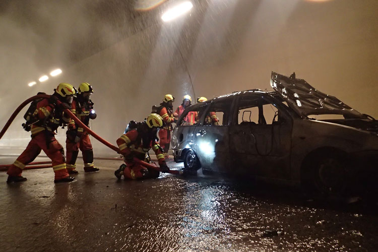 Im Kirchenwaldtunnel brennt ein Auto.