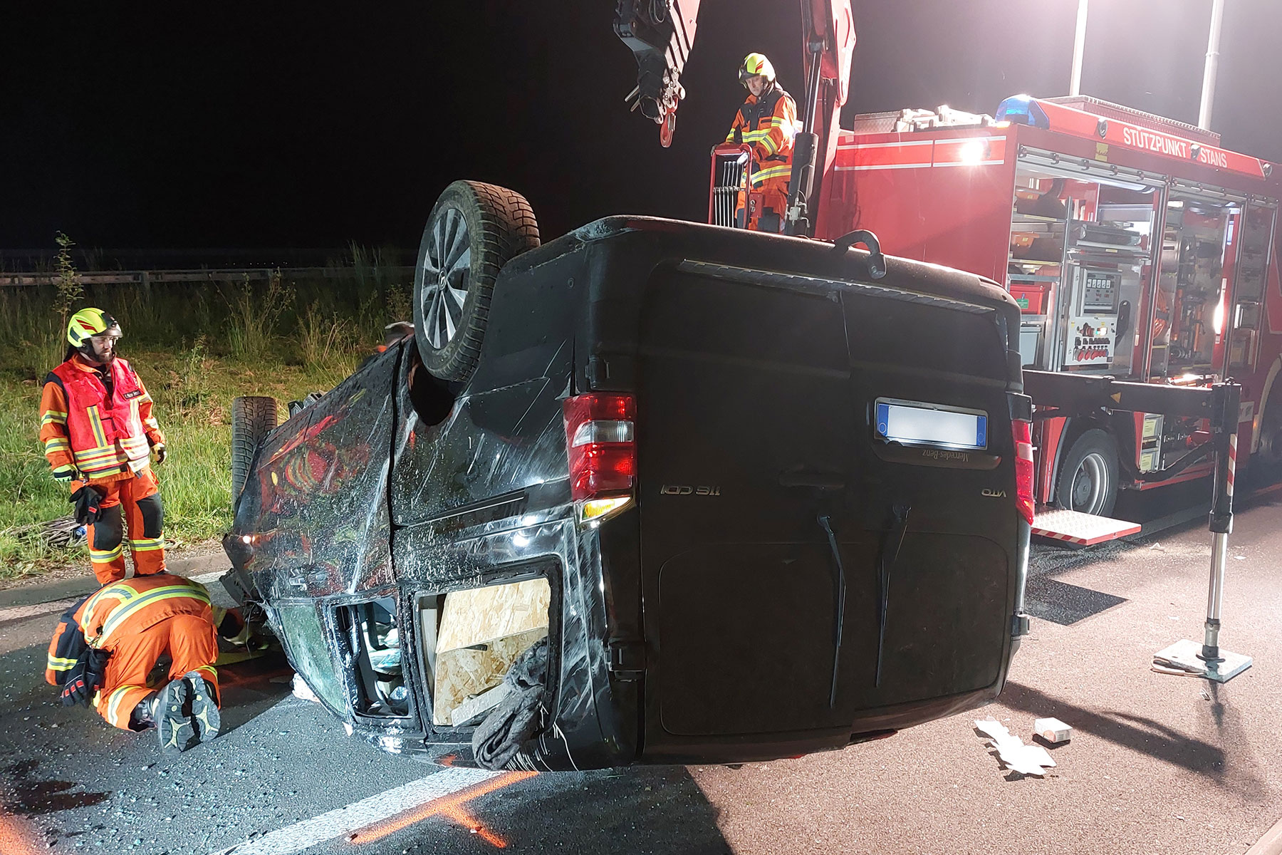 Nach einem Unfall kommt auf der A2 in Buochs die Strassenrettung zum Einsatz.