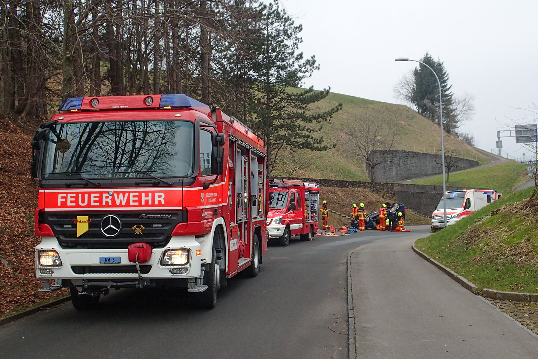 In Beckenried befreit die Strassenrettungsgruppe eine leicht verletzte Lenkerin aus einem Auto in Dachlage.