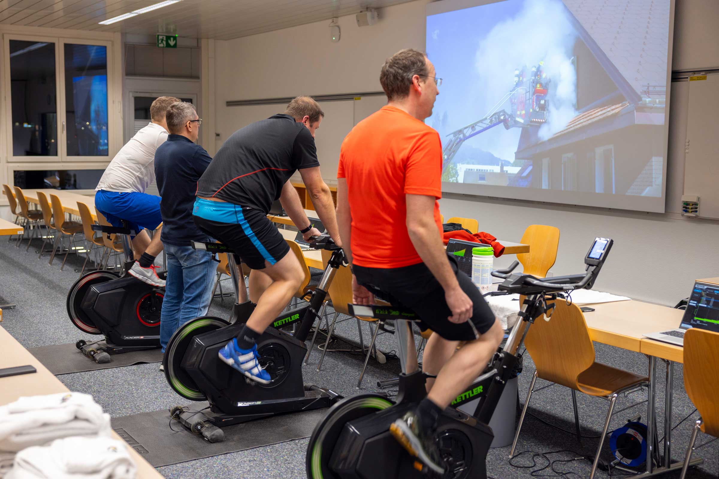 Angehörige des Atemschutzes ermitteln ihren Fitnesslevel. Der Leistungstest wird in regelmässigen Abständen durchgeführt.