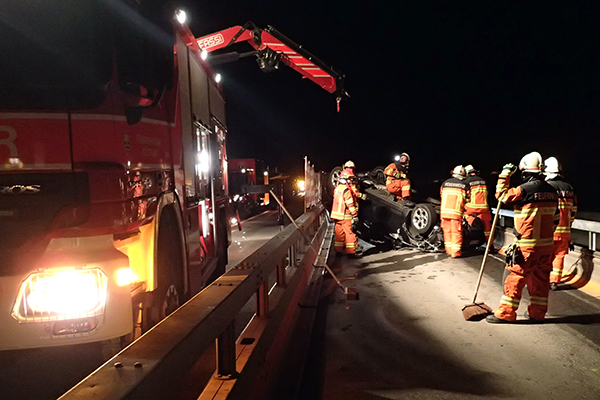 Bei der Autobahnbaustelle in Buochs überschlägt sich ein Personenwagen und bleibt auf dem Dach liegen. Die Strassenrettungsgruppe sichert die Unfallstelle, räumt die blockierte Fahrspur und reinigt die Fahrbahn.