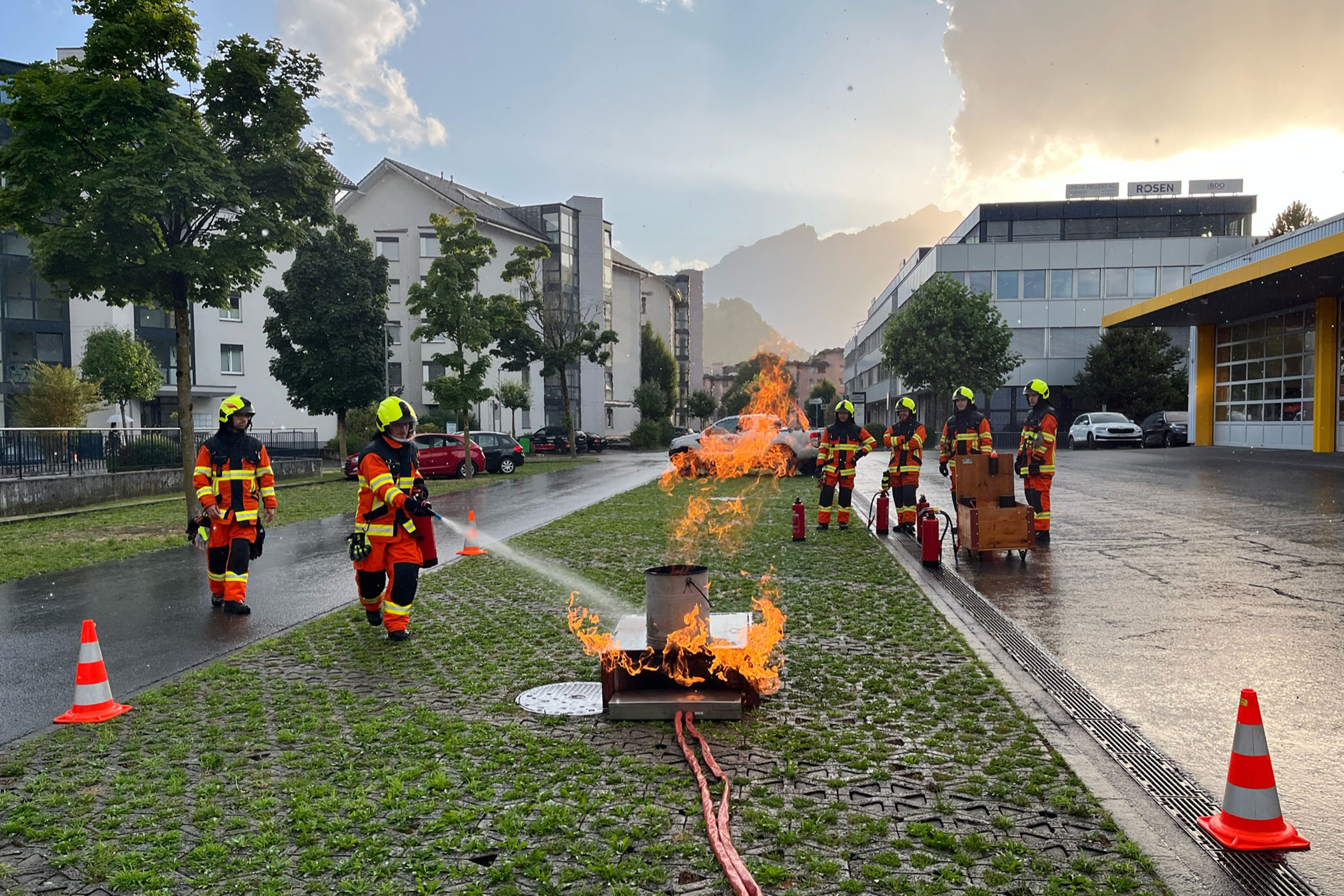Die neu in die Feuerwehr Eingetretenen üben den Einsatz von Kleinlöscheräten.