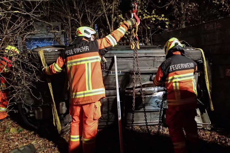 Nach einem Verkehrsunfall auf der Kreuzstrasse muss die Strassenrettungsgruppe auslaufendes Öl auffangen und eines der drei beteiligten Fahrzeuge aus einem Graben bergen. Zwei Personen sind beim Unfall verletzt worden.
