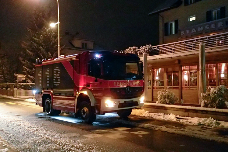 Das Ersteinsatzelement 2 rückt am frühen Morgen wegen einem automatischen Brandalarm zu einem Hotel an der Stansstaderstrasse aus.