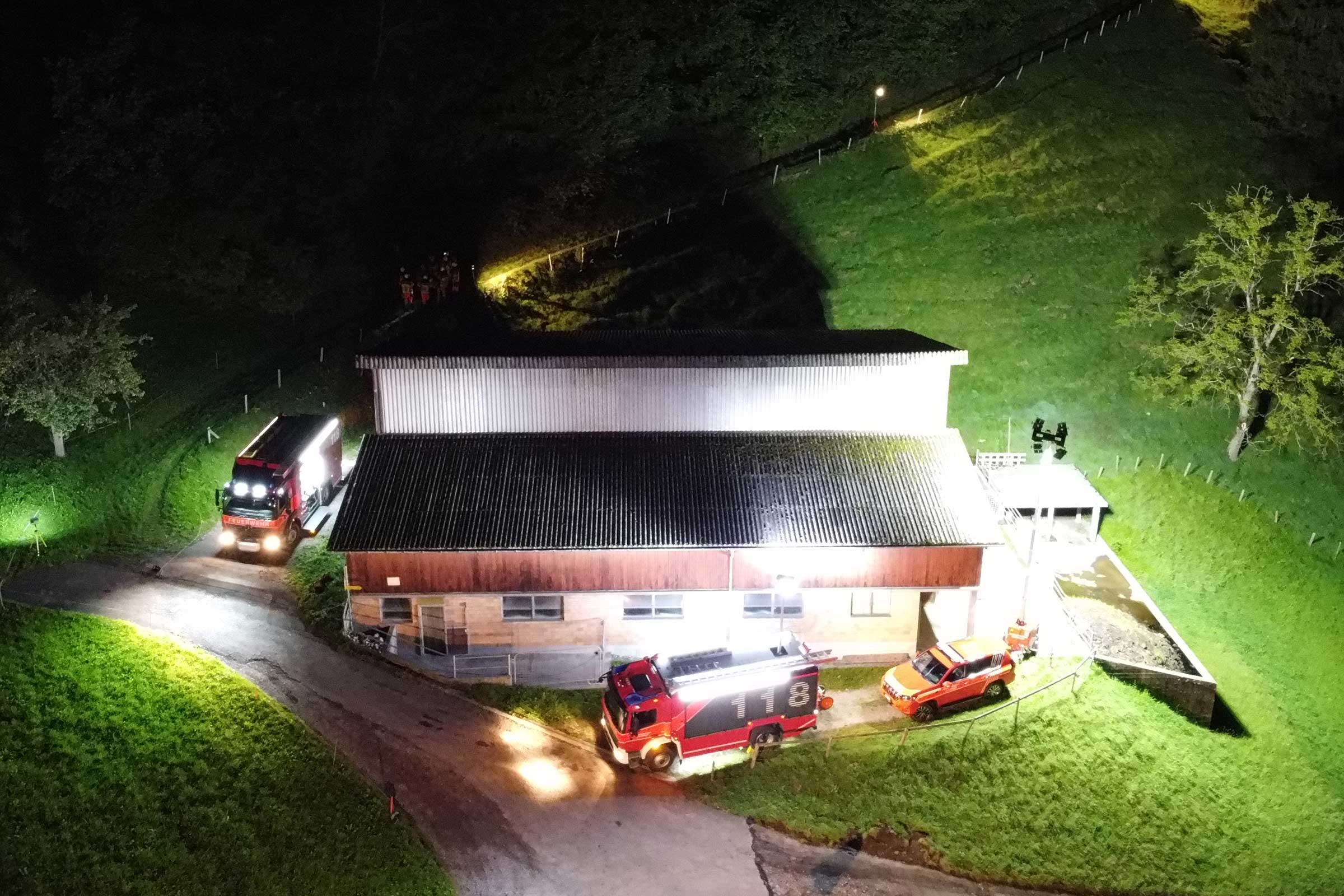 Der 1. Einsatzzug übt mit Beleuchtungsmaterial.