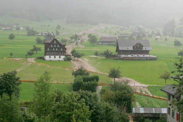 Am Montagmorgen zeigt sich in der Kniri ein Bild der Verwüstung.