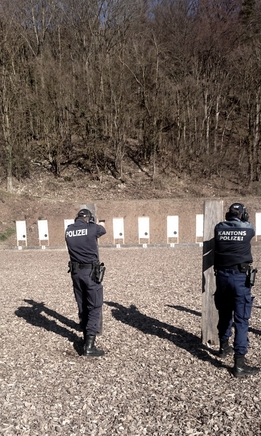 Ein Teil der Weiterbildung findet gemeinsam mit der Kantonspolizei Aargau statt. Ein gleiches Vorgehen im taktischen Bereich ist für den gemeinsamen Erfolg unerlässlich.