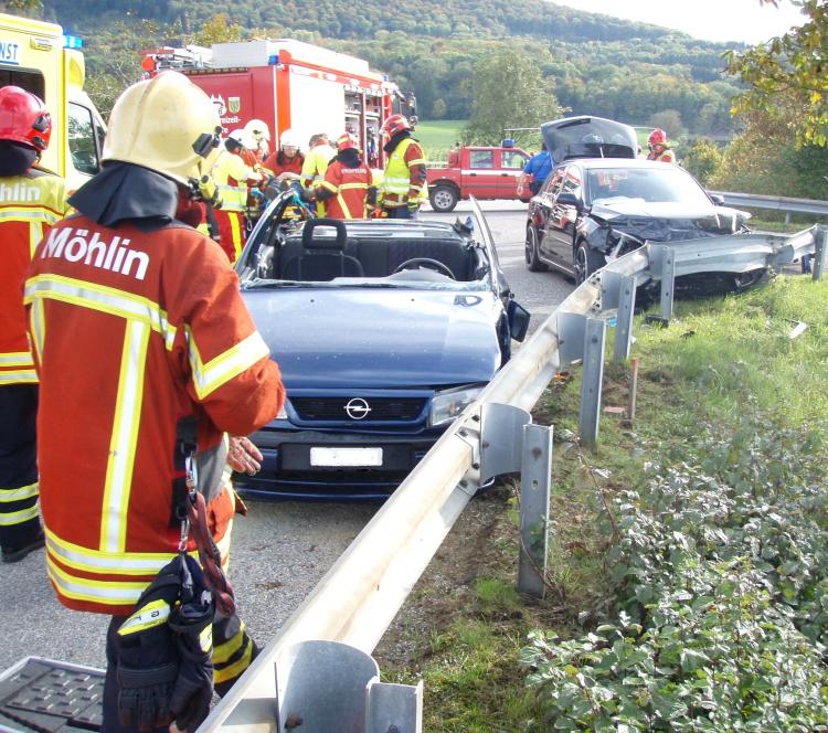 Bei Unfällen mit stark deformierten Fahrzeugen muss auch die Feuerwehr schweres Gerät einsetzen, um die Fahrzeuginsassen zu befreien.