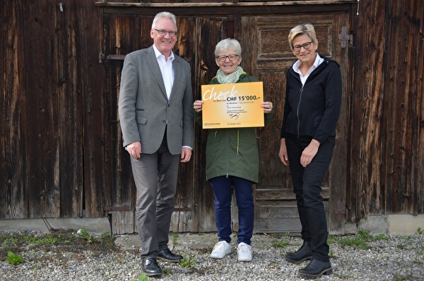 Checkübergabe an Elsbeth Wild, Verein Stärnechind, durch Präsident Rolf Heinzmann und Vizepräsidentin Margot Müntener (rechts)