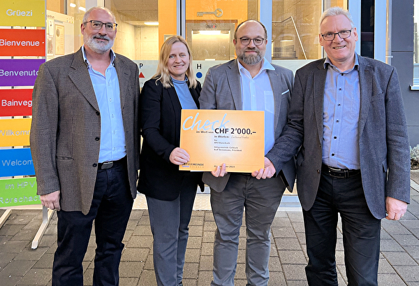 Checkübergabe an Martina Bocek und Marco Dörig, HPV Rorschach, durch Präsident Rolf Heinzmann (rechts) und Christian Hutter (links)