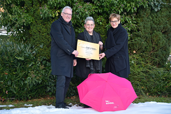 Checkübergabe an Andrea Bernhardsgrütter, Stiftung Frauenhaus St.Gallen, durch Präsident Rolf Heinzmann und Vizepräsidentin Margot Müntener (rechts)