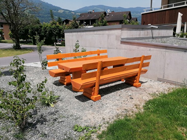 Foto von Holzbank und Holztisch