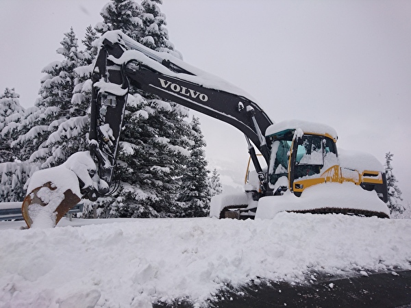 Foto Raupenbagger im Schnee