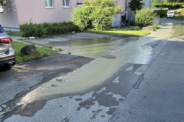 Austretendes Wasser bei einem Wasserleitungsbruch bei der Goldermatten im Jahr 2021