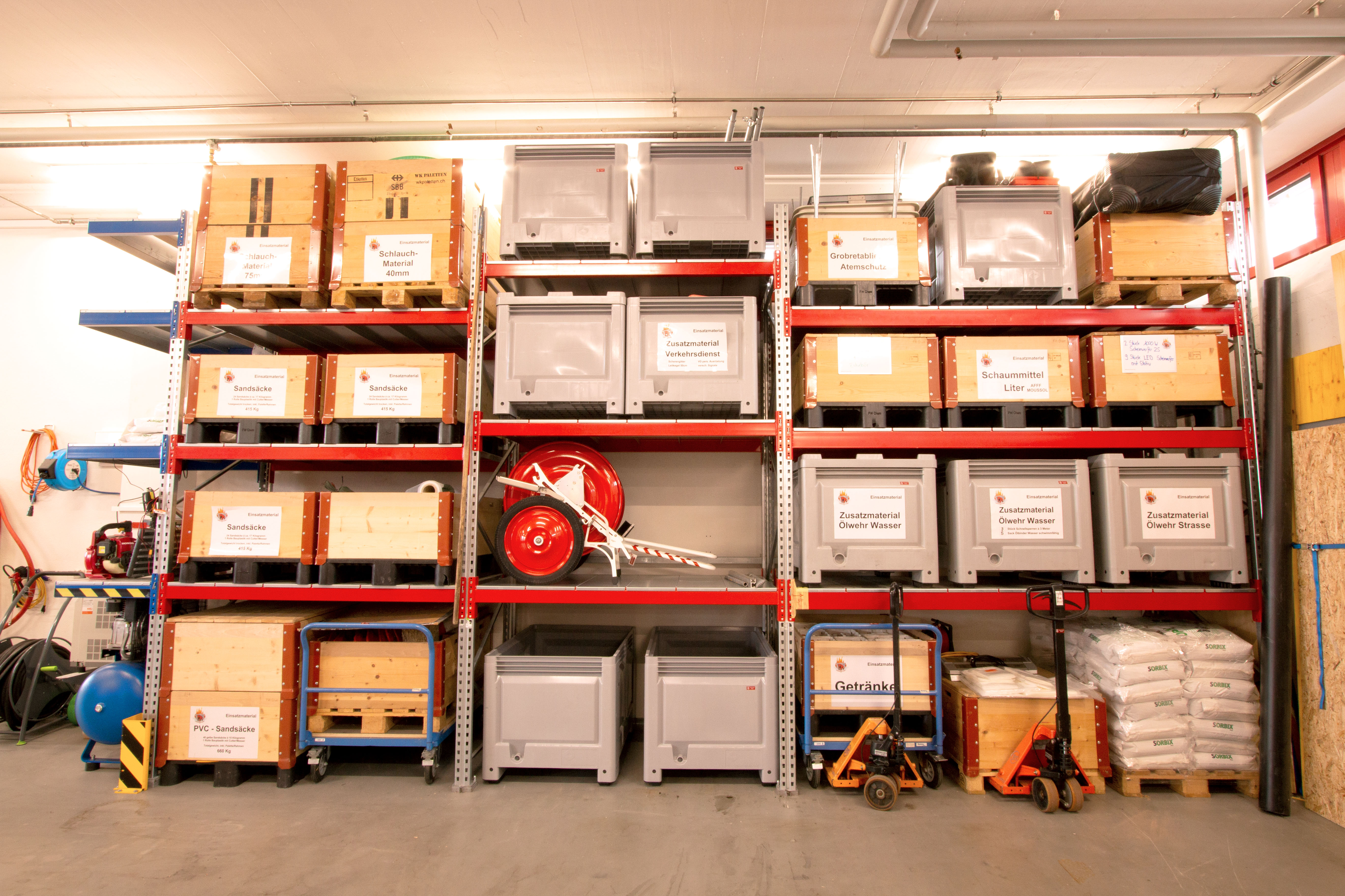 Hier ist Stauraum für Einsatzmaterial welches nicht im ersten Moment gebraucht wird. Bei Bedarf wird dieses während eines Einsatzes durch die Logistik bereit gestellt.