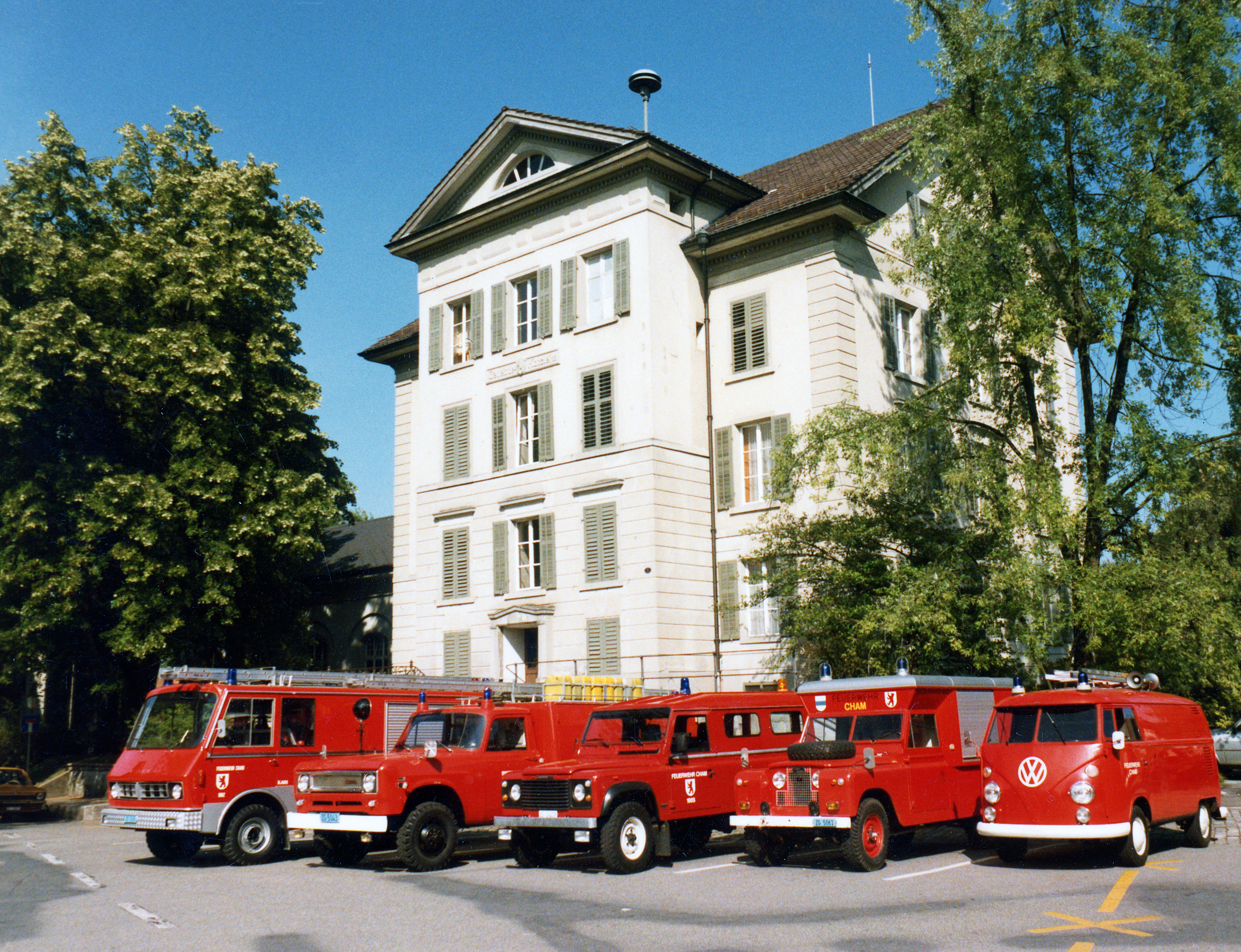 Der Landrover 1964 mit dem damaligen Fuhrpark vor dem alten Gemeindehaus in Reih und Glied.