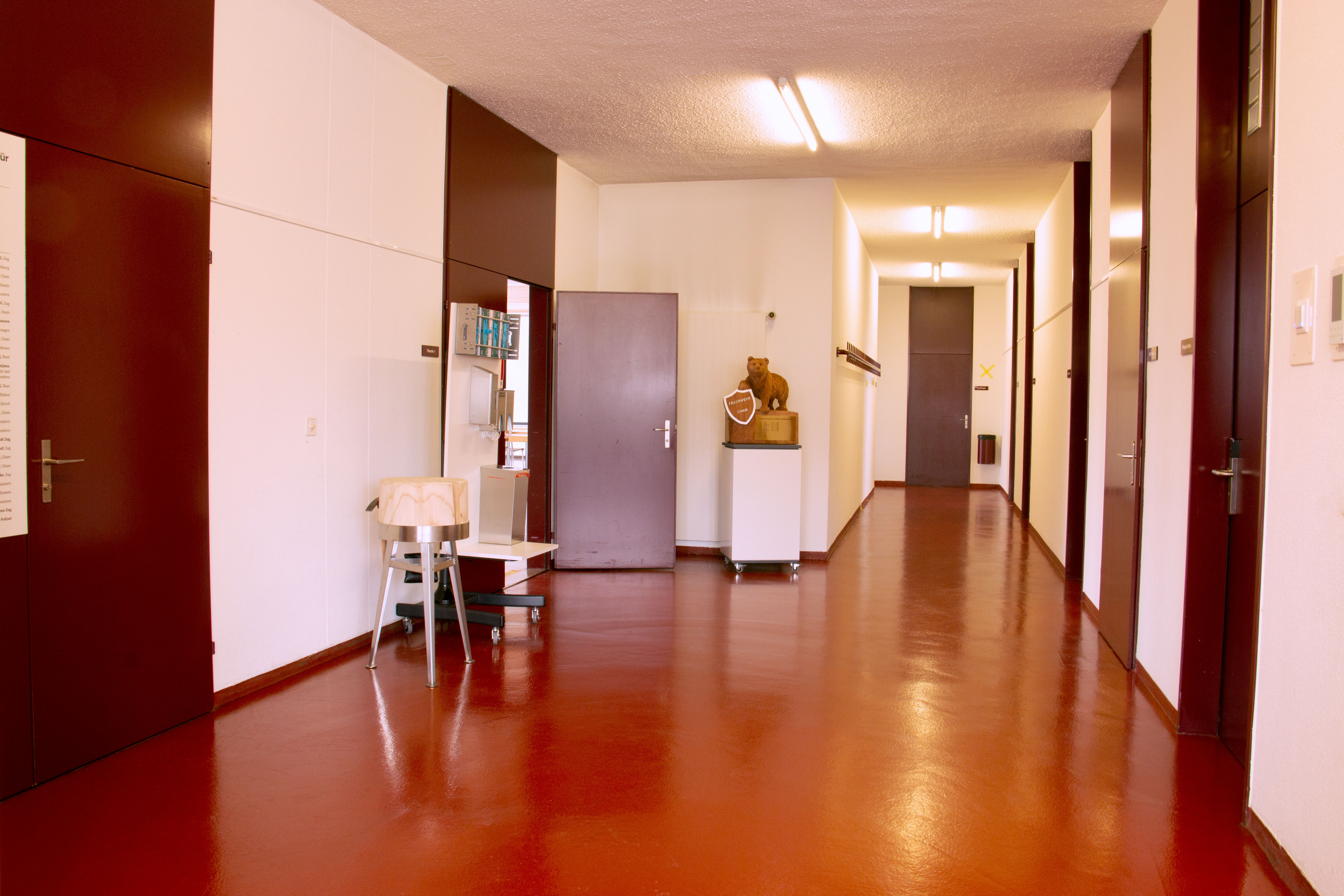 Blick in den Flur, welcher die einzelnen Räumlichkeiten miteinander verbindet.