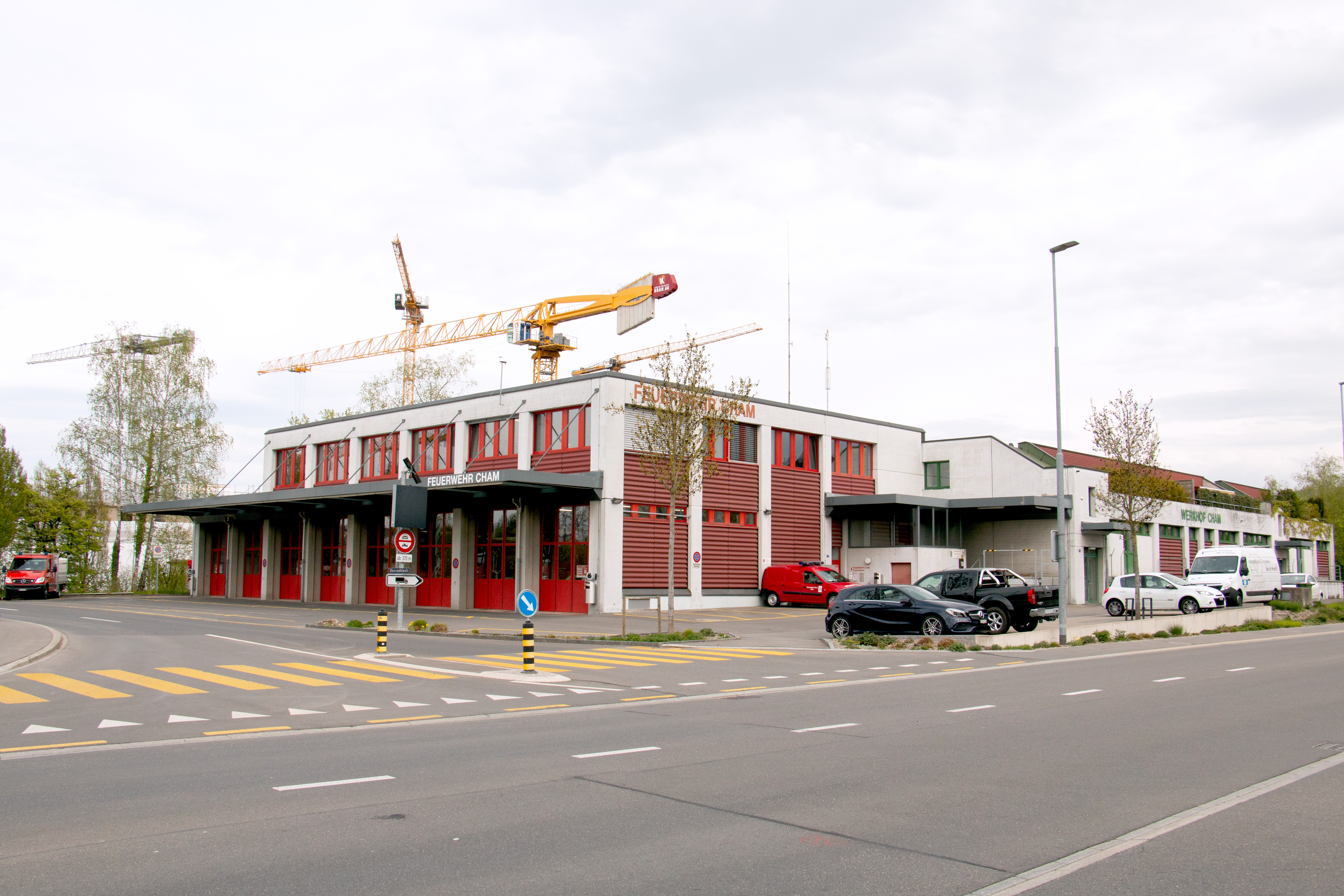Ansicht des Feuerwehrgebäudes von der Sinserstrasse her.
