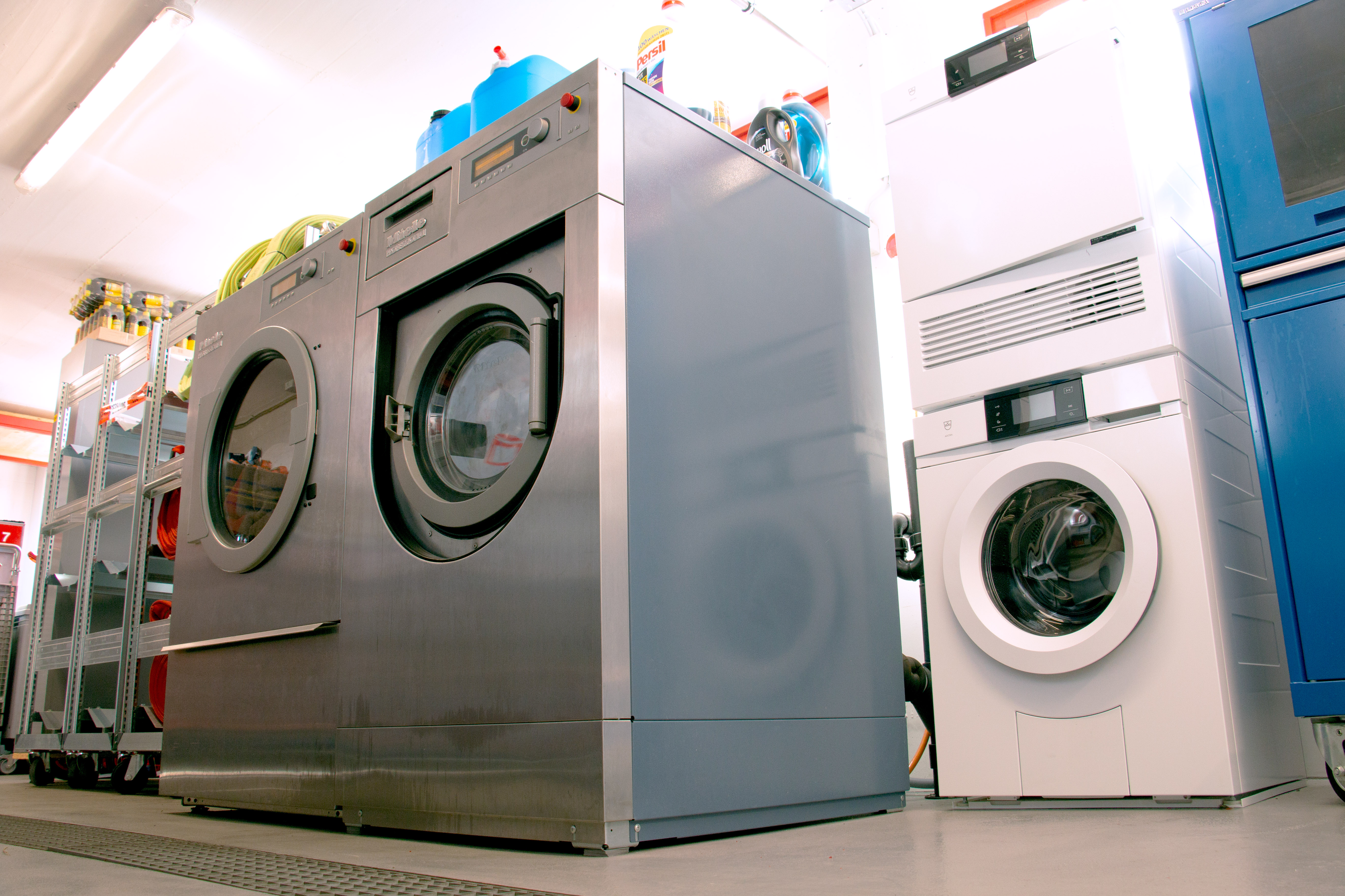 Da die Schutzausrüstung eine spezielle Pflege braucht, werden diese in einer entsprechenden Waschmaschine gewaschen und anschliessend im Tumbler getrocknet.
