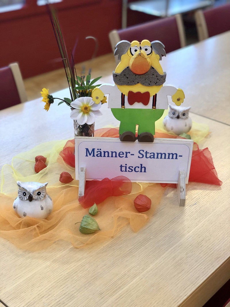 Unser Männer-Stammtisch ist mal gemütlich im Haus...