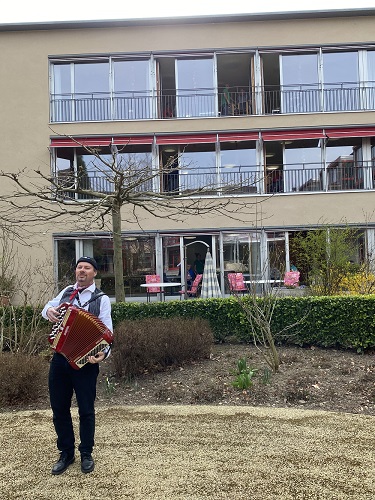 Mit einem "Fensterkonzert" können unsere Bewohnenden Musik direkt vor ihren Fenstern geniessen.