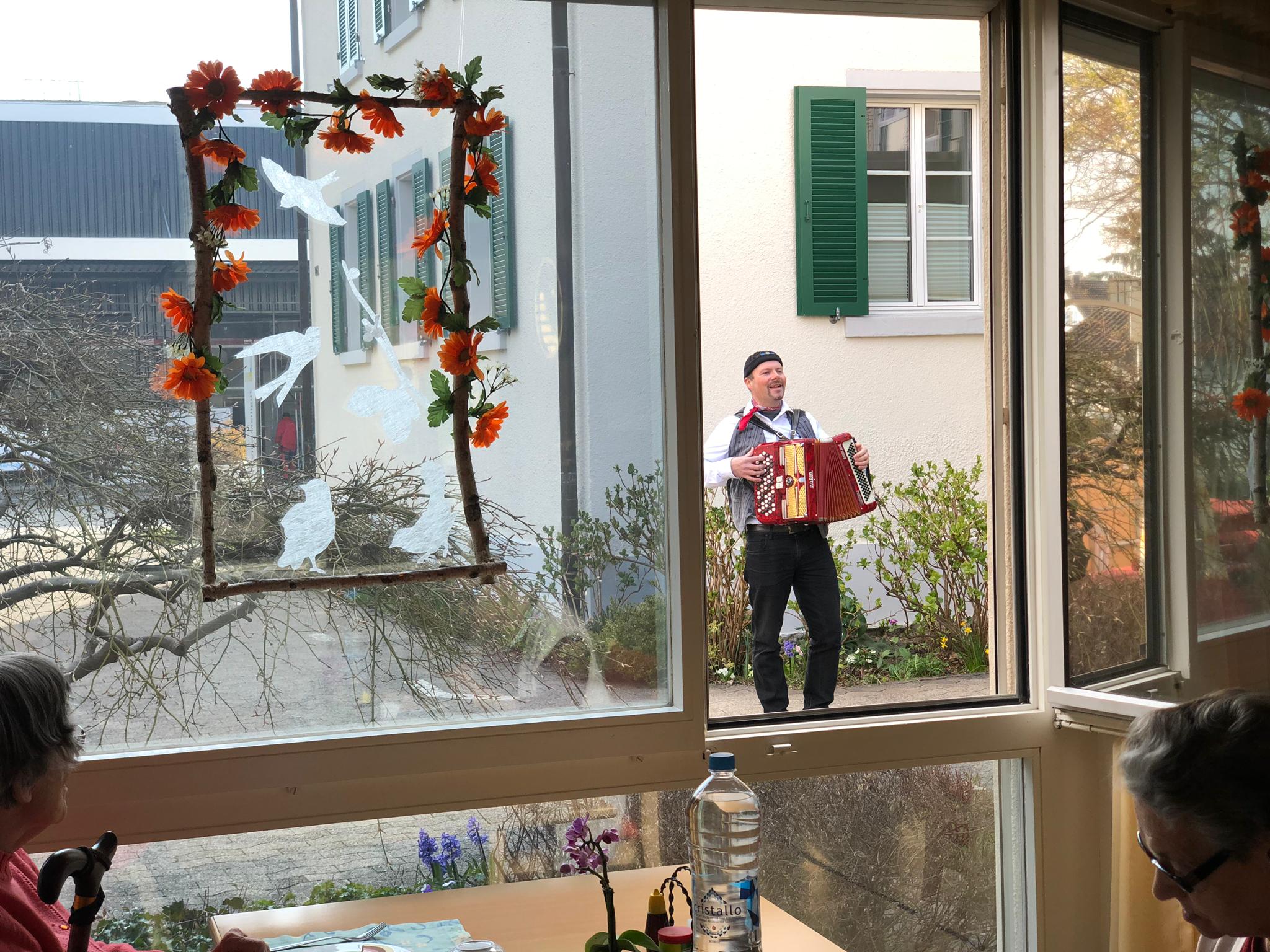 Fensterkonzert vor dem Haus Meiligut.