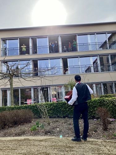 Applaus gibts durch die geöffneten Fenster.