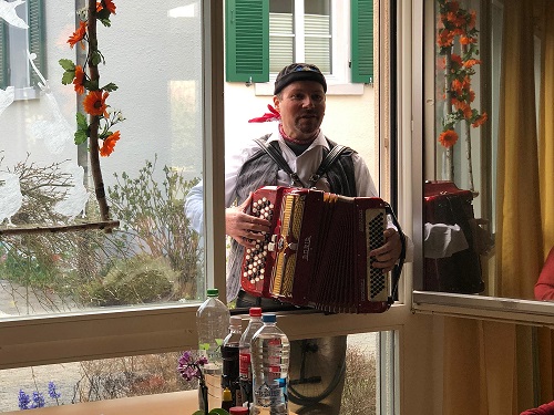 Live, direkt durchs Fenster...