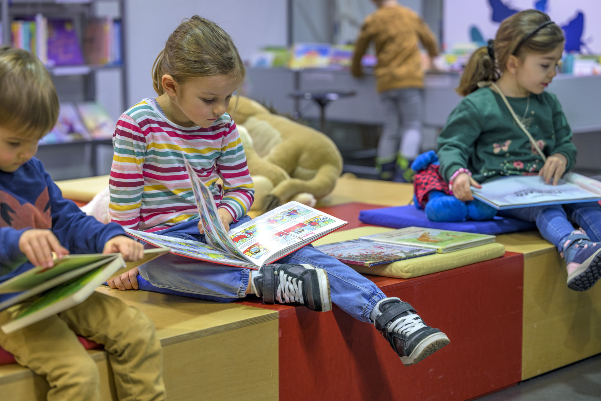 Lesende Kinder im U1