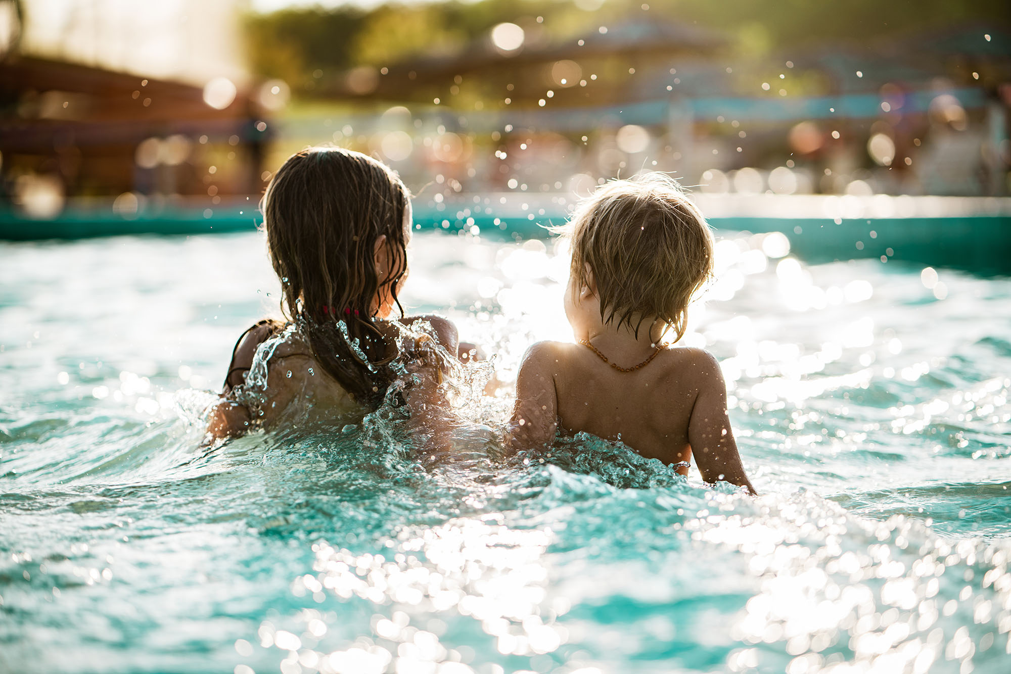 Kinder beim Baden