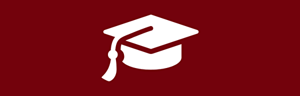 Weisse Abschlussmütze auf rotem Hintergrund