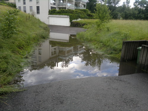 Überflutete Garagenausfahrt