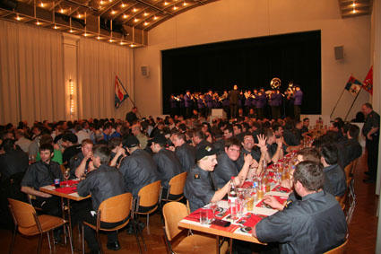 Die Feldmusik spielt ein Ständchen