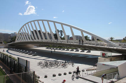 futuristische Brücke
