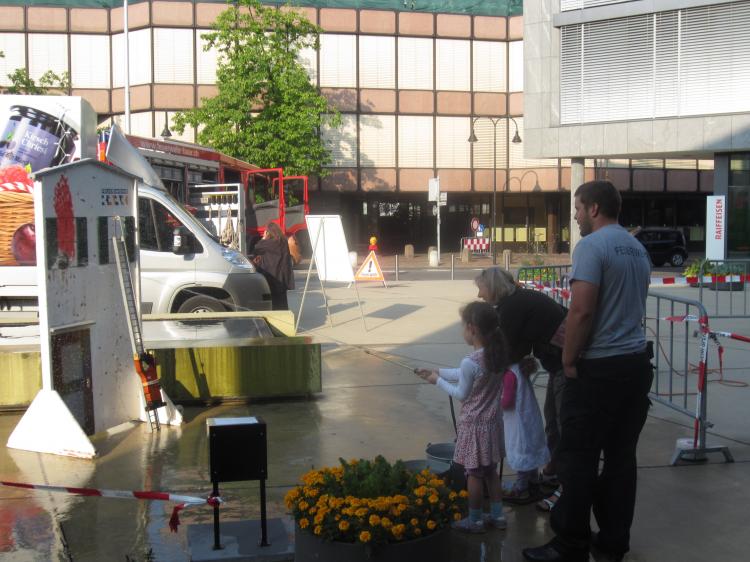 Der Feuerwehrmann steigt höher und höher