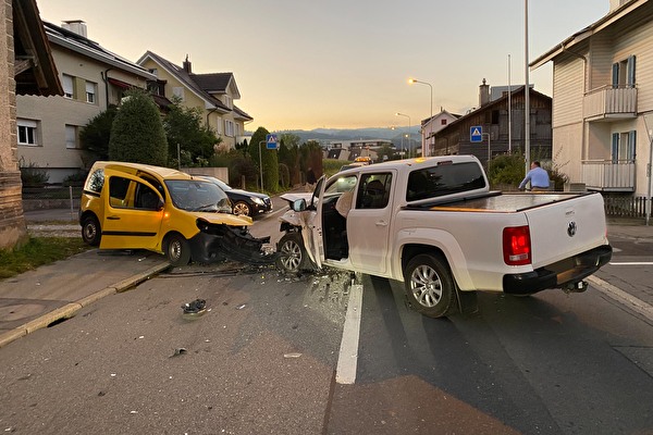 Strassensperrung wegen Verkehrsunfall (Bild Zuger Polizei)