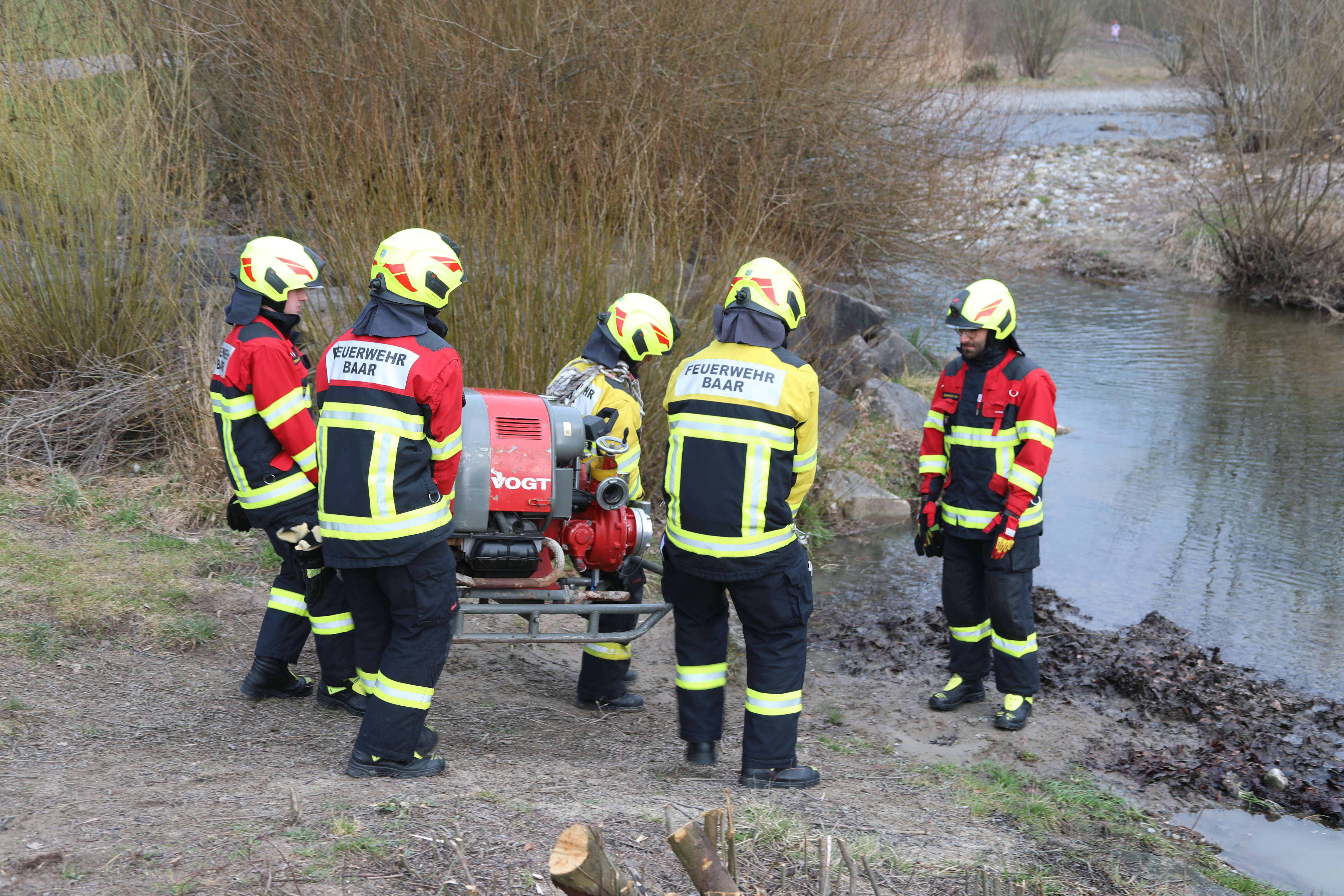 Motorspritze wird zum Standort getragen