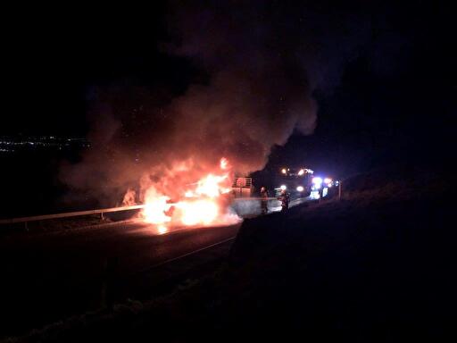Einsatz Fahrzeugbrand Löschangriff unter Atemschutz